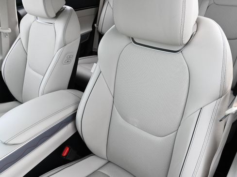 Used 2024 Genesis GV70 2.5T w/ Advanced Package image 9