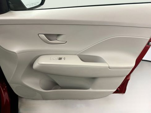 Used 2025 Hyundai Kona SEL AWD/4WD image 32