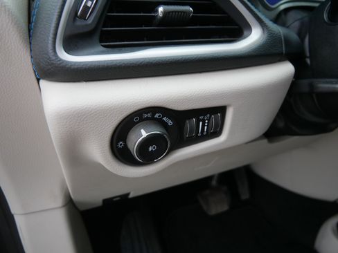 Certified 2021 Chrysler Pacifica Touring FWD image 18