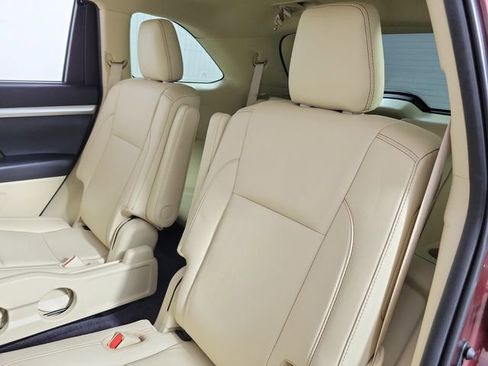 Used 2019 Toyota Highlander XLE FWD image 13