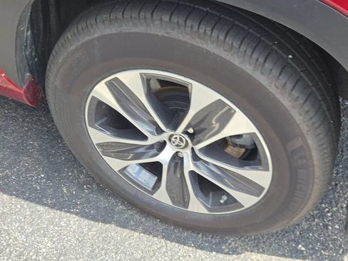 Used 2022 Toyota Highlander XLE AWD/4WD image 6