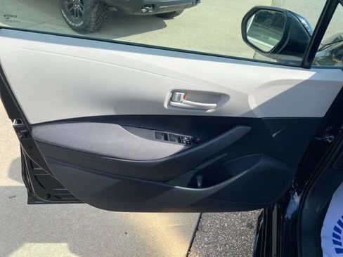 Used 2025 Toyota Corolla LE FWD image 10