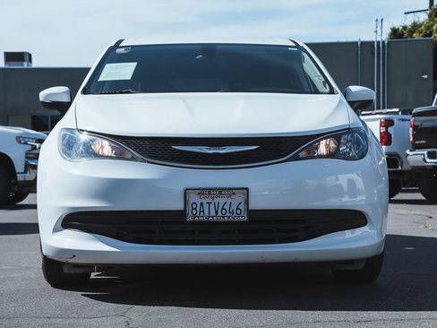 Used 2017 Chrysler Pacifica Touring image 4