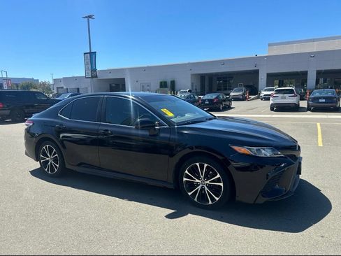 Used 2020 Toyota Camry SE FWD image 2