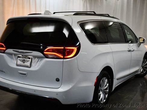 Used 2017 Chrysler Pacifica Touring-L image 9