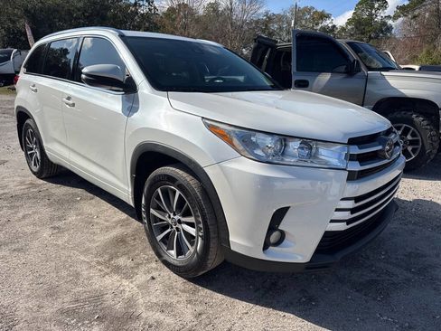 Used 2017 Toyota Highlander SE image 2