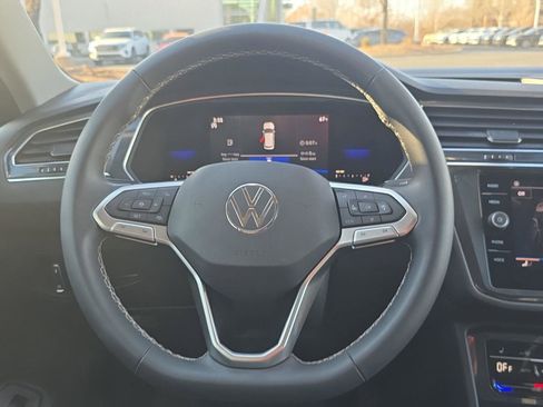 Used 2022 Volkswagen Tiguan SE w/ Panoramic Sunroof Package image 13