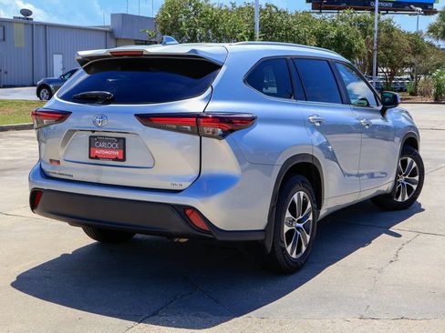 Used 2024 Toyota Highlander XLE FWD image 3