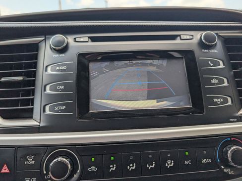 Used 2014 Toyota Highlander LE FWD image 16