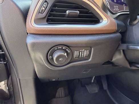 Used 2017 Chrysler Pacifica Limited FWD image 29