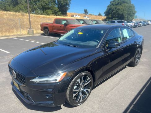 Used 2025 Volvo S60 B5 Plus image 5