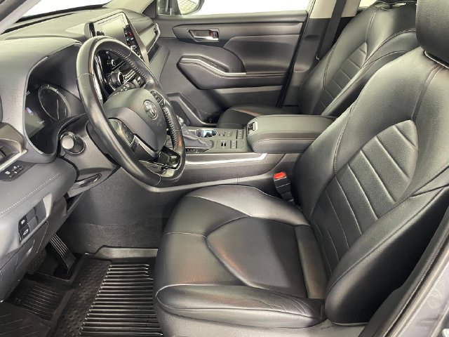 Used 2020 Toyota Highlander XLE AWD/4WD image 2