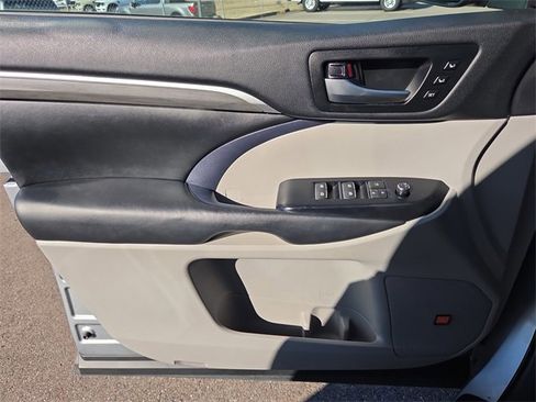 Used 2019 Toyota Highlander Limited Platinum image 18