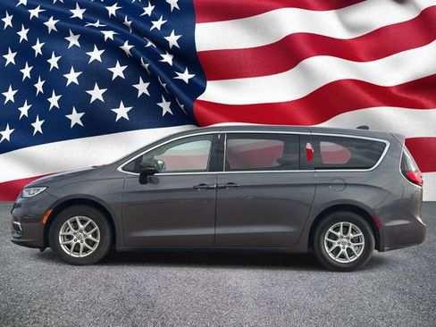 Used 2023 Chrysler Pacifica Touring-L FWD image 11