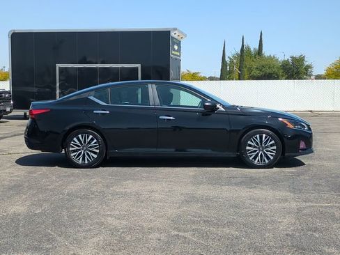 Used 2025 Nissan Altima 2.5 SV FWD image 9