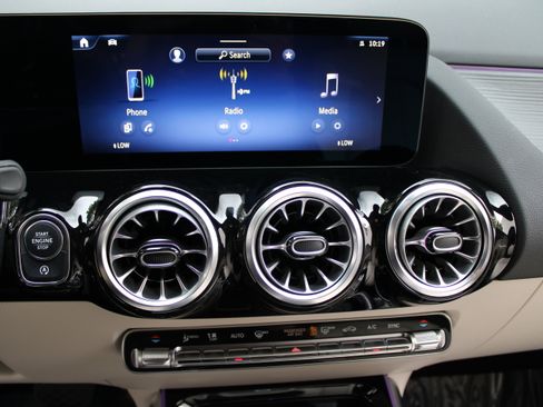 Used 2025 Mercedes-Benz GLA 250 4MATIC image 18