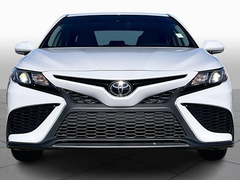 Used 2022 Toyota Camry SE image 3