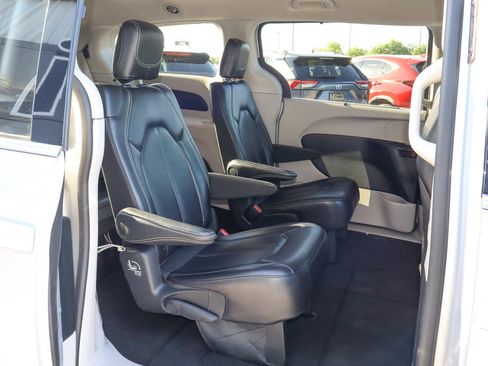 Used 2023 Chrysler Pacifica Touring-L FWD image 26