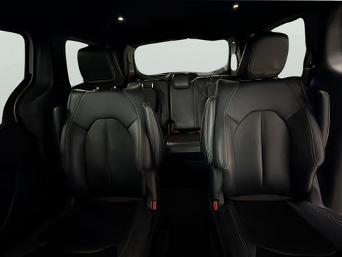 Used 2024 Chrysler Pacifica Limited FWD image 24