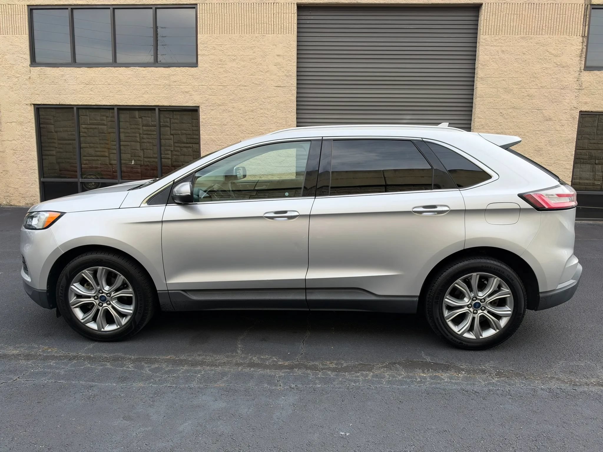 Used 2019 Ford Edge Titanium FWD image 3