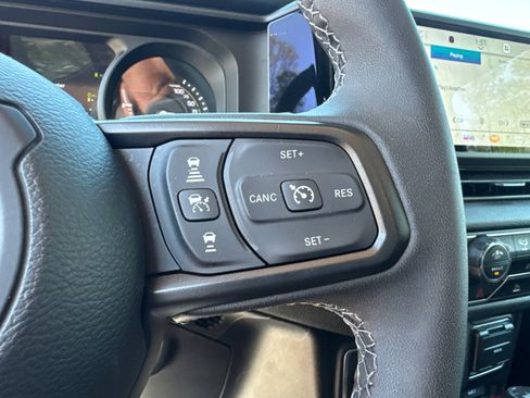 Used 2025 Jeep Wrangler Willys AWD/4WD image 32