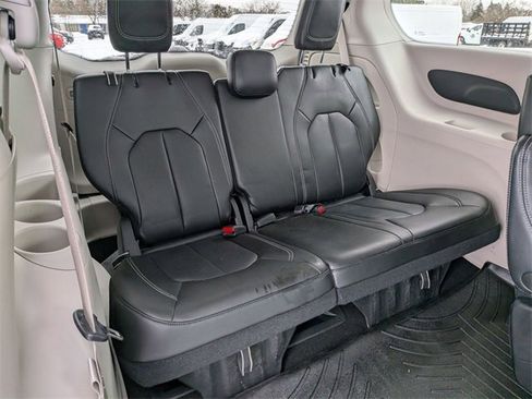 Used 2023 Chrysler Pacifica Touring-L image 28