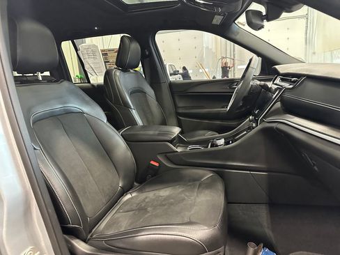 Used 2024 Jeep Grand Cherokee Altitude image 33