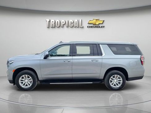 Used 2024 Chevrolet Suburban LT RWD image 2