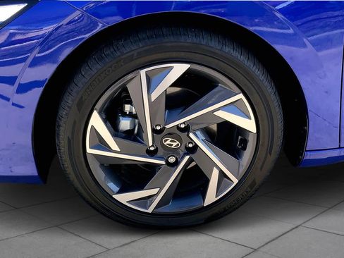 Used 2025 Hyundai Elantra Limited image 11