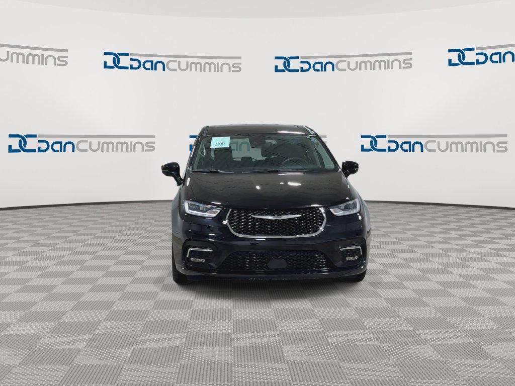 Used 2024 Chrysler Pacifica Touring-L FWD image 3