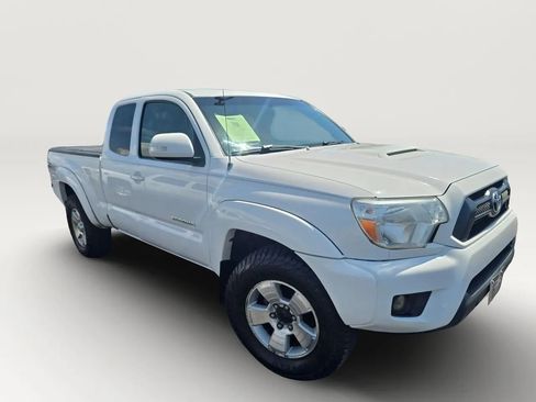 Used 2014 Toyota Tacoma 4x4 Access Cab V6 w/ TRD Sport Package image 4