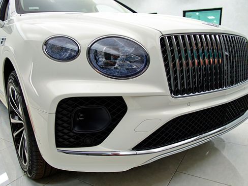 Certified 2023 Bentley Bentayga Extended Wheelbase image 7