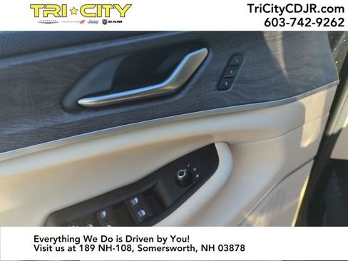 Used 2022 Jeep Grand Cherokee Limited image 16