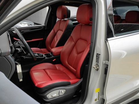 Used 2024 Porsche Macan AWD/4WD image 34