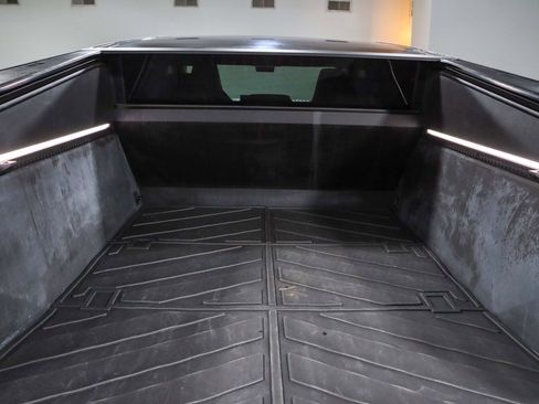 Used 2024 Tesla Cybertruck AWD Crew Cab image 26