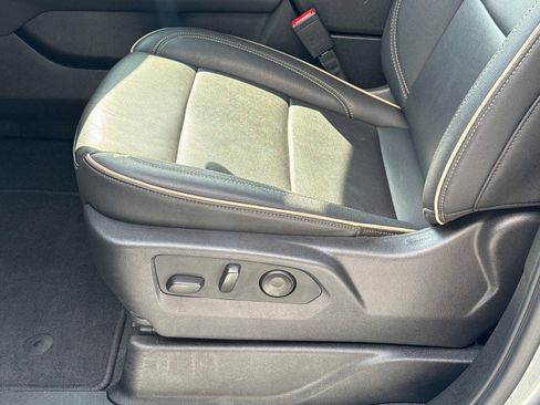 Used 2025 Chevrolet Suburban Premier image 21