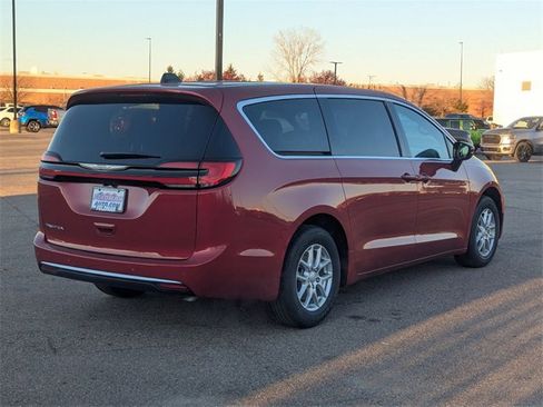 New 2026 Chrysler Pacifica Select image 3