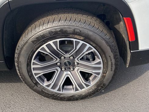 Used 2025 Jeep Wagoneer 4WD w/ Premium Group I image 24