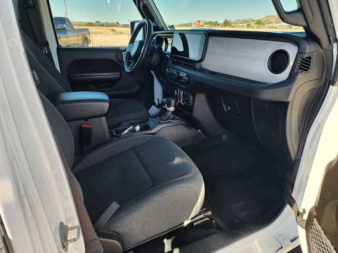 Used 2025 Jeep Gladiator Sport AWD/4WD image 13
