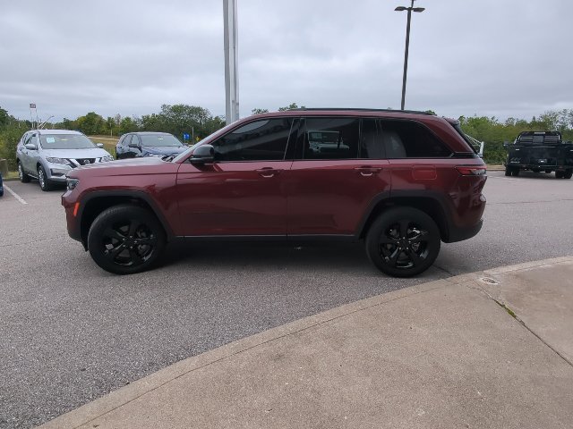 Used 2025 Jeep Grand Cherokee Altitude AWD/4WD image 29