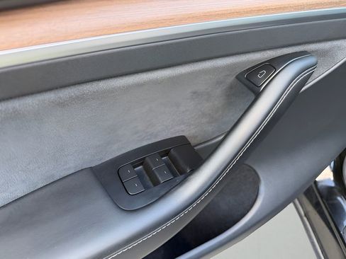 Used 2023 Tesla Model Y Long Range image 17