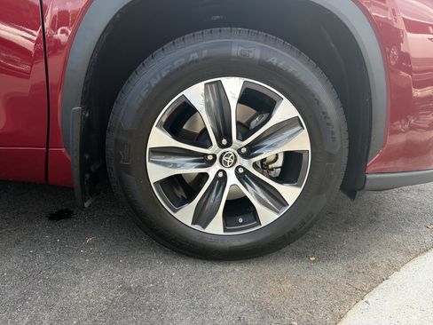 Used 2022 Toyota Highlander XLE AWD/4WD image 13