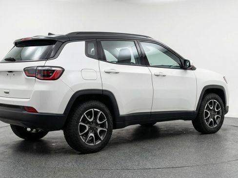 Used 2025 Jeep Compass Trailhawk AWD/4WD image 9