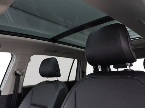 Used 2018 Volkswagen Tiguan SE w/ Panoramic Sunroof Package image 12