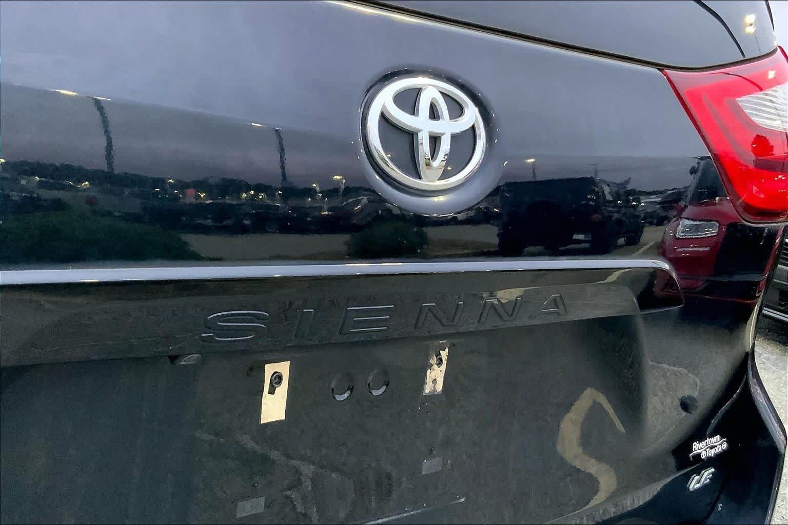 Used 2018 Toyota Sienna LE FWD image 28