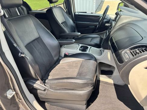 Used 2019 Dodge Grand Caravan SXT FWD image 12