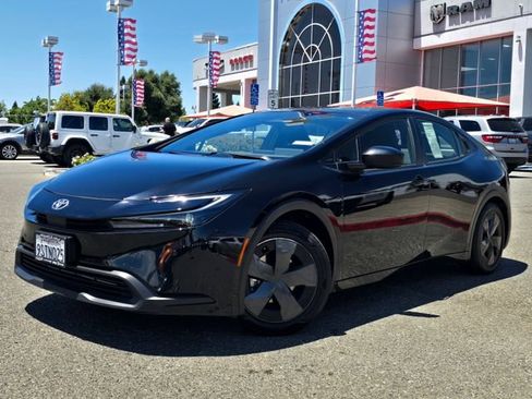 Used 2025 Toyota Prius LE FWD image 3