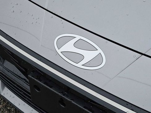 Used 2024 Hyundai Elantra Limited image 12