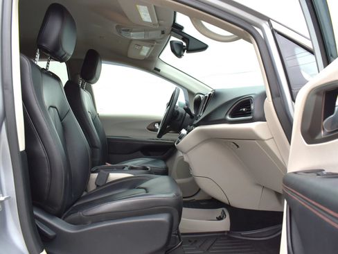 Used 2018 Chrysler Pacifica Touring-L FWD image 51
