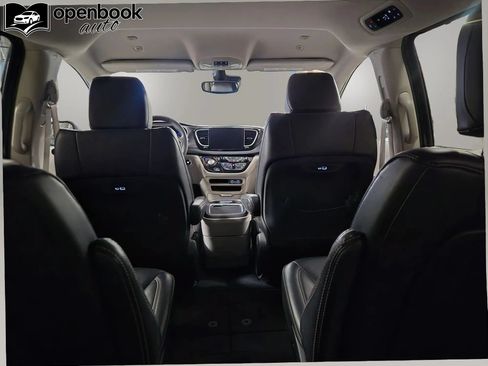 Used 2023 Chrysler Pacifica Touring-L FWD image 19